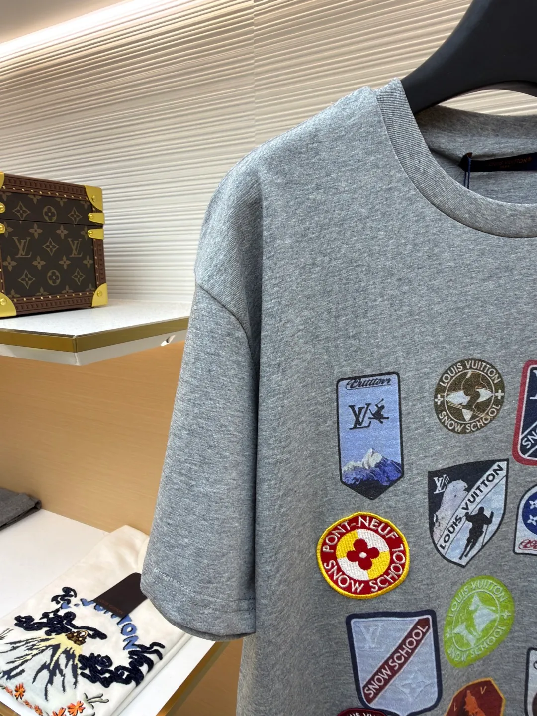 LOUIS VUITTON SKI Ski Sleeve Round Neck Short Sleeve ●Original version: purchased and developed for 7950 ●Item No.: 1681416-A15 ●Fabric: 100% cotton ●Technology: Patch printing ●Color: Gray ●Type: Fitted version ●Weight: about 300g ●Size: XS-S-M-L ●Description: This T-shirt is made of 100% cotton fabric, which is skin-friendly, breathable and has a good drape. The neckline is a round neck design, processed by double-needle hemming process, and the collar shape is flat and not easy to deform. The chest badge uses a combination of hand embroidery + patching technology. Multiple badges with different patterns are sewn in precise alignment. The embroidery stitches are fine, the patch edges are flat, the colors are rich and the layers are clear, creating a decorative effect with great visual impact. The overall cut is a loose-shouldered silhouette, and the multi-piece structural splicing ensures comfort and freedom when wearing. The fabric has been dyed through an environmentally friendly dyeing process. The gray color is uniform and has excellent color fastness. It is a personalized item that combines exquisite embroidery technology with a casual T-shirt style. It has both fashion sense and wearing comfort. The overall wiring is straight and delicate, the fabric is comfortable and soft, and the color is consistent without color difference. It can be matched with the same style to create a fashionable look and control various occasions. Customized accessories, complete with three standards, same style for men and women!